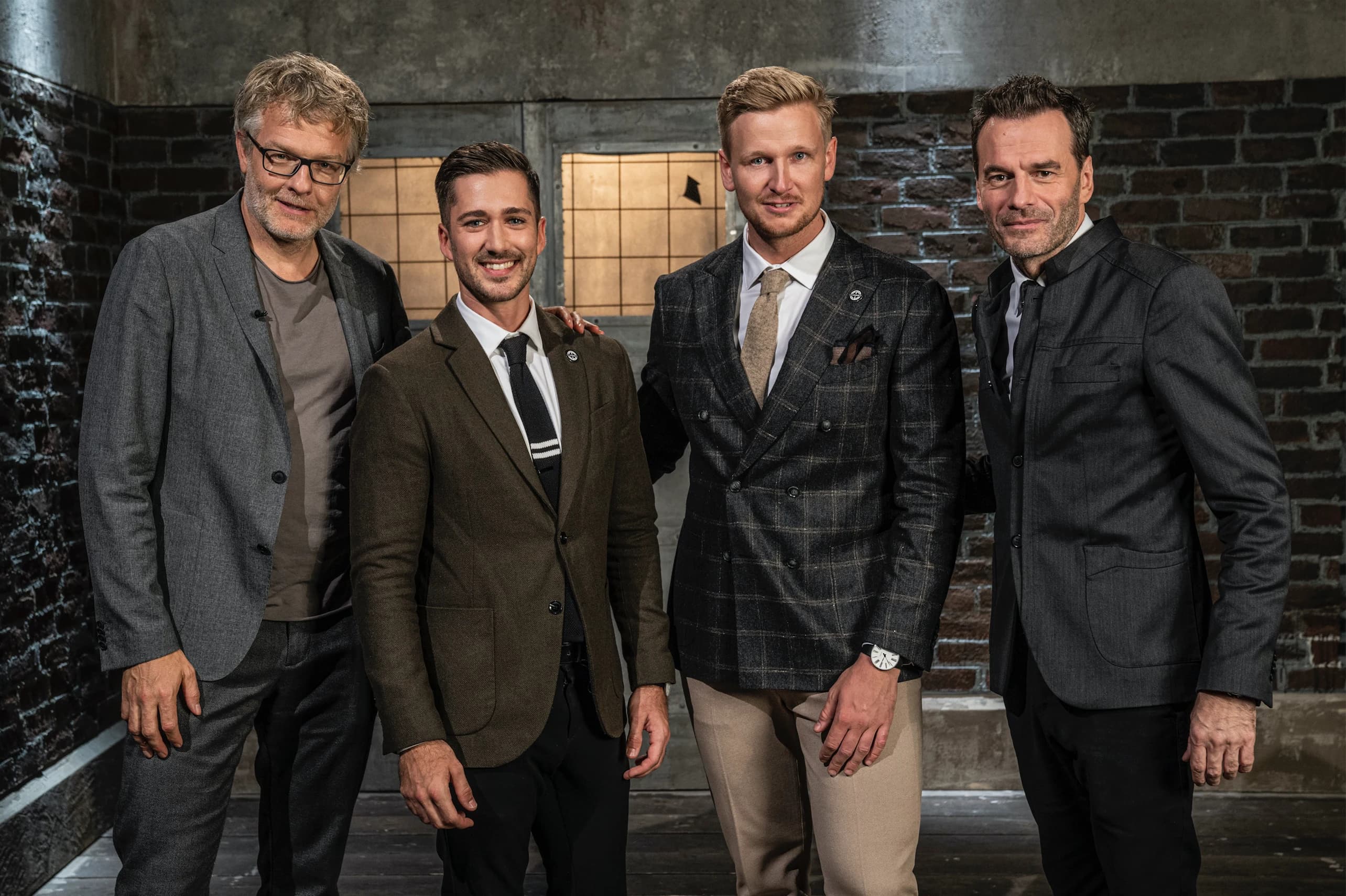Oliver og Kasper fotografert sammen med Dialægt-duoen i Løvens Hule-studioet