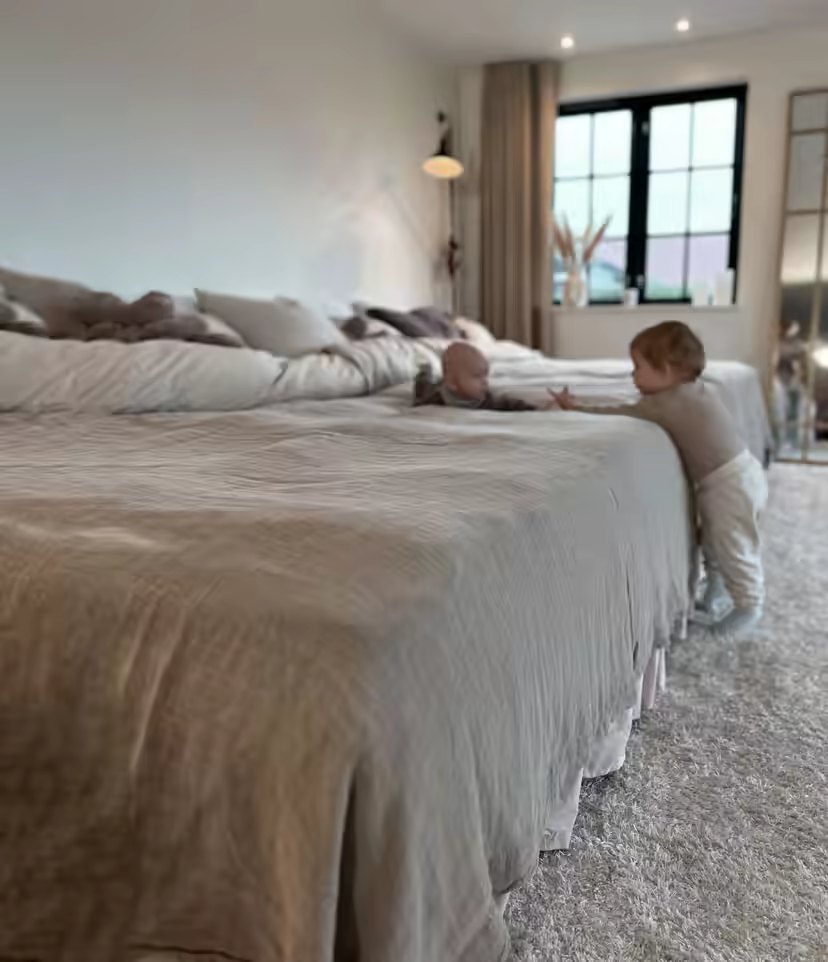 Familie som sover sammen i en 360 cm bred FamBed familieseng