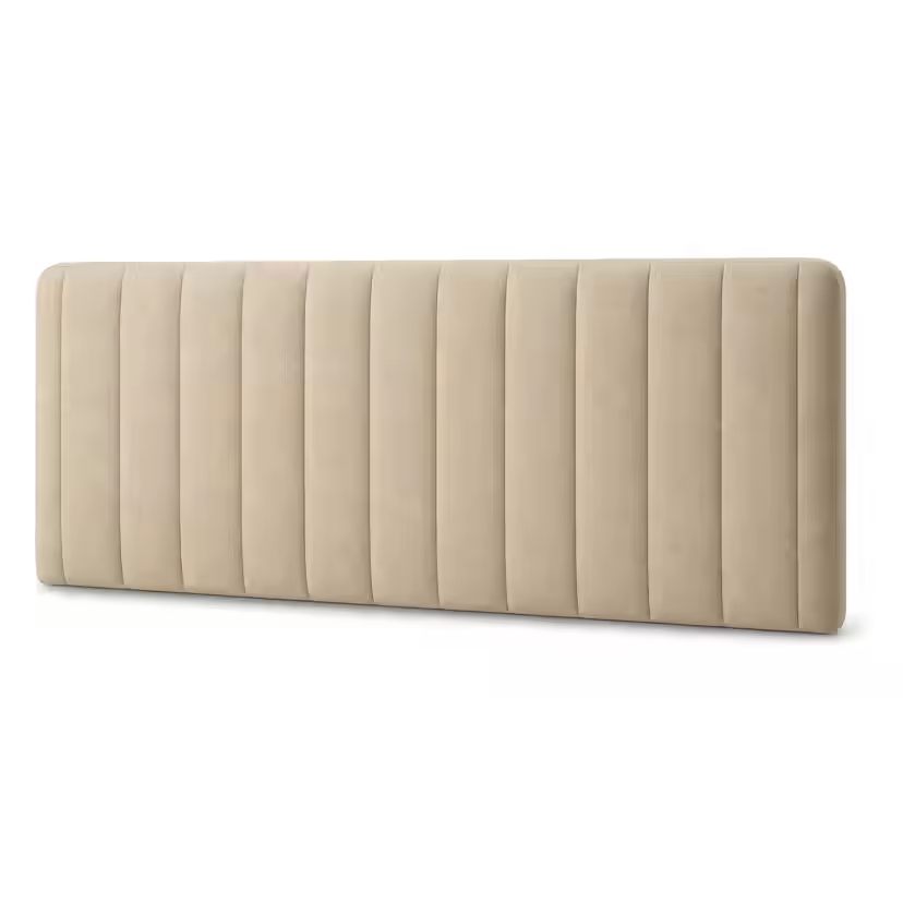 Beige, helpolstret FamBed-sengegavl med loddrette polstringsfelt.